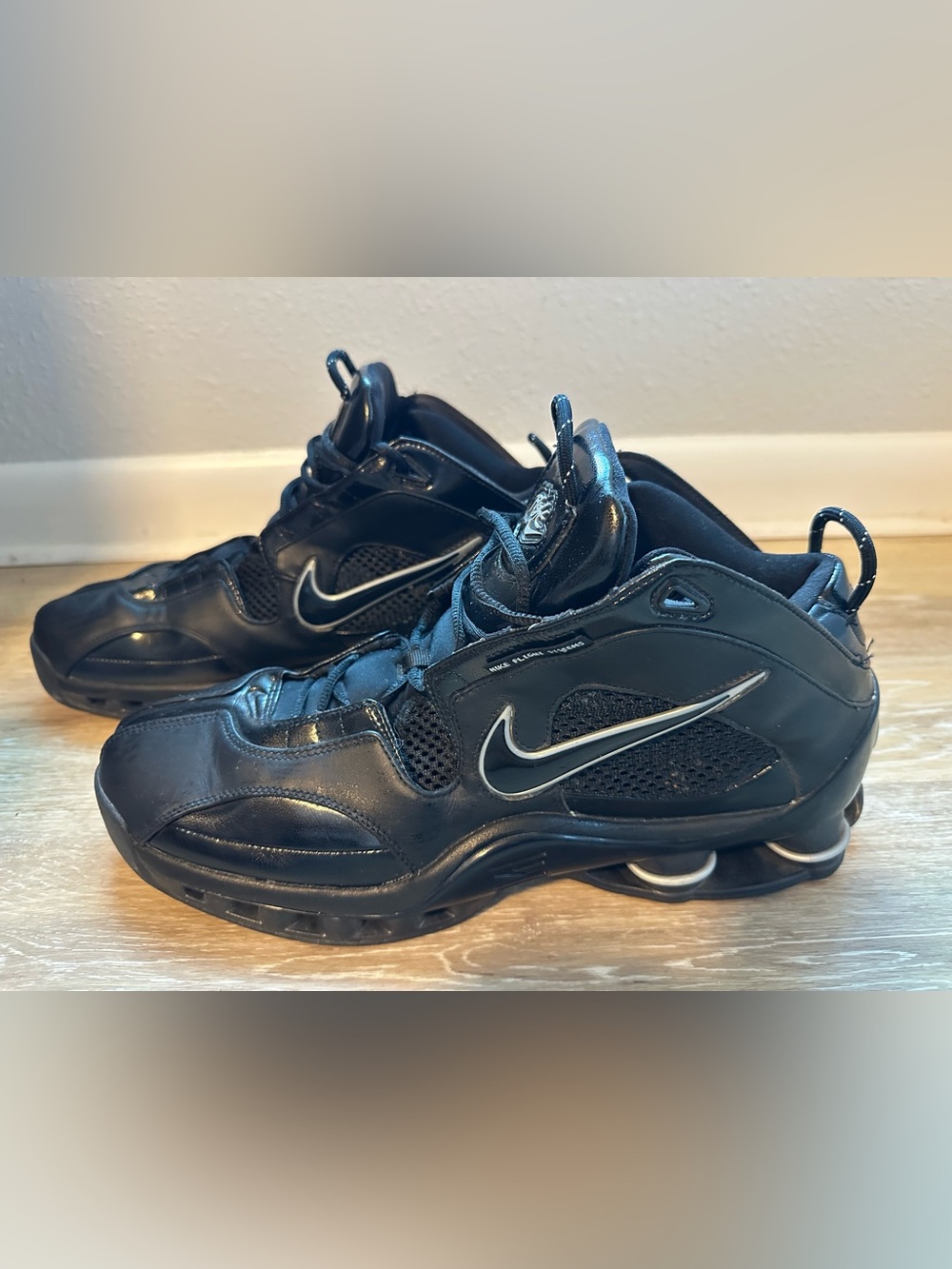 Nike Men’s Black Low-Top Athletic Sneakers with White Swoosh